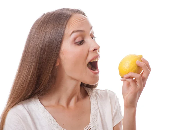 Limon tutan genç kadın — Stok fotoğraf