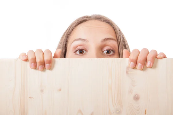 Vrouw achter een houten plank — Stockfoto