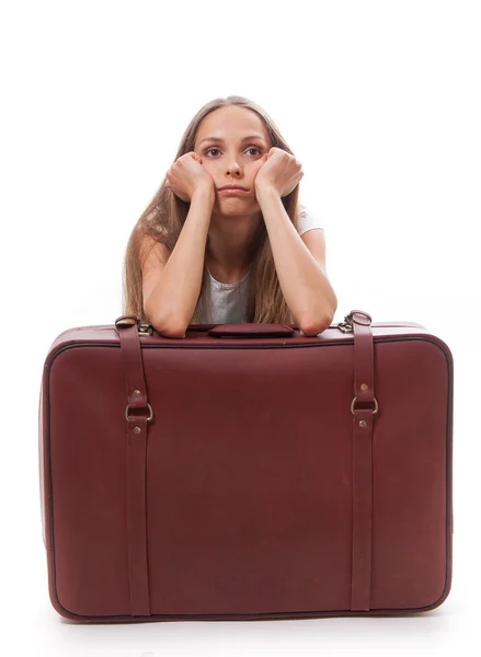Дівчина сидить біля валізи — стокове фото