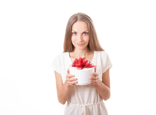 Jeune femme tenant boîte cadeau ronde blanche — Photo