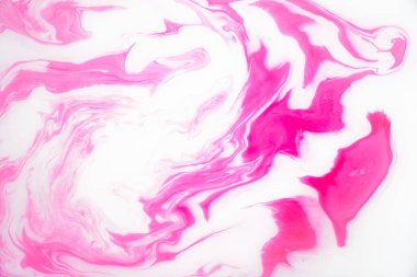 Soyut renkli mermer arka plan, suyun yüzeyinde pembe boya lekeleri. Sıvı renkli arkaplan.