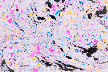 Renkli terrazzo dokusu. Beyazın üzerinde çok renkli lekeler ve eklemeler var. Soyut arkaplan.