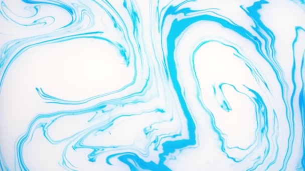 VJ 와 모션 디자인을 위한 4k 추상 액체 애니메이션. 흰색 배경에 있는 파란색 잉크의 움직임. — 비디오