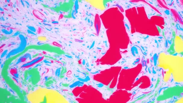 色彩斑斓的抽象背景,流动的油彩点缀在液体表面.VJ的Motley背景和运动设计. — 图库视频影像