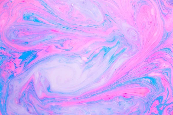 Abstrakt gefärbter Marmorhintergrund, rosa und blaue Farbflecken auf der Wasseroberfläche. Flüssige bunte Kulisse. — Stockfoto