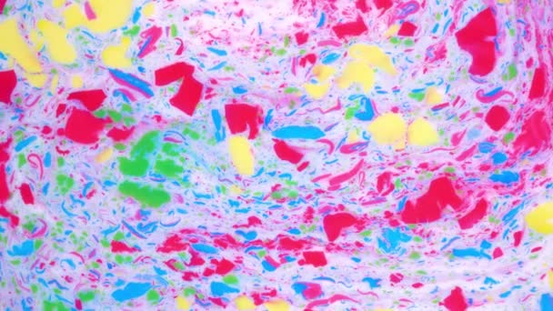 色彩斑斓的抽象背景,流动的油彩点缀在液体表面.VJ的Motley背景和运动设计. — 图库视频影像