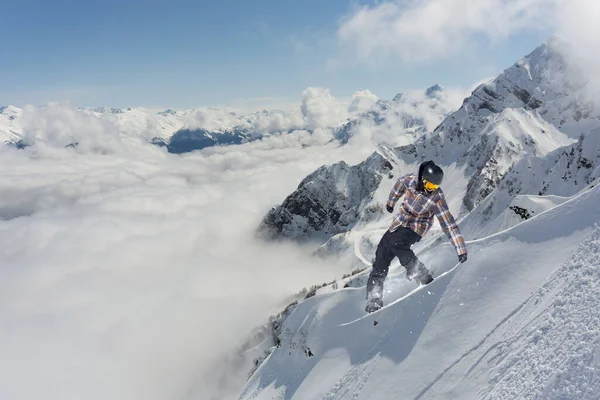 山の中でジャンプスノーボーダー。スノーボード,冬の極端なスポーツ. — ストック写真