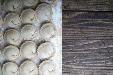 Et, vejetaryen köftesi, tahtadan yapılmış pelmeni. Rus ulusal yemeği. Üst görünümü kopyalama alanı ile kapat.