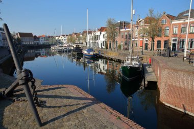 Goes Limanı, Goes, Goes, Zeeland, Hollanda 'ya demirlemiş tarihi ortaçağ evlerinin ve yelkenli teknelerinin yansımaları.