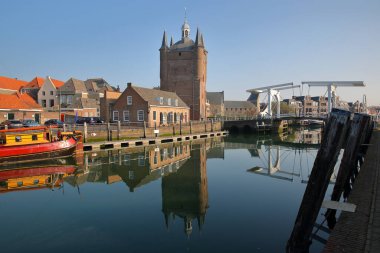 Zuidhavenpoort 'un yansımaları, Güney liman kapısı, asma köprüsü, Zierikzee, Zeeland, Hollanda