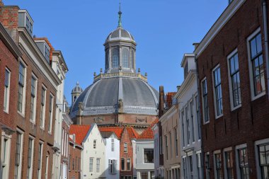 Hollanda 'nın Middelburg kentindeki Oostkerk kilisesinde geleneksel ortaçağ evleri ön plandadır.