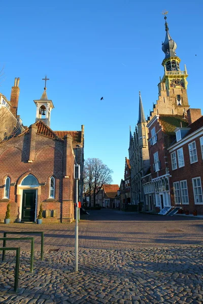 Traditionelle Mittelalterliche Häuser Und Das Stadhuis Mit Seinem Beeindruckenden Uhrturm — Stockfoto