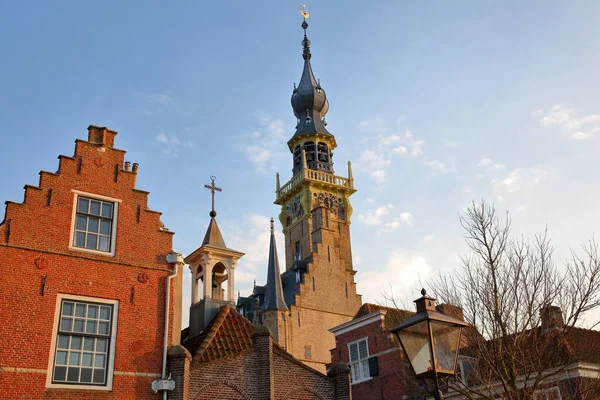 Traditionele Middeleeuwse Huizen Het Stadhuis Met Zijn Indrukwekkende Klokkentoren Veere — Stockfoto