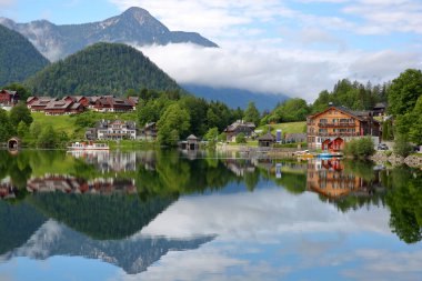 Grundlsee Gölü (Doğu Yakası) ve renkli manzara, Salzkammergut, Styria, Avusturya, Avrupa