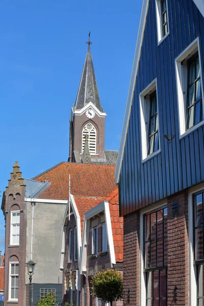네덜란드 홀랜드의 알크마 화려하고 역사적 하우스 정면에는 보니파시오 성당의 시계탑 — 스톡 사진
