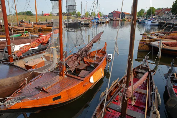 Традиционные Деревянные Парусные Лодки Швартующиеся Гавани Старого Укрепленного Города Эльбург — стоковое фото