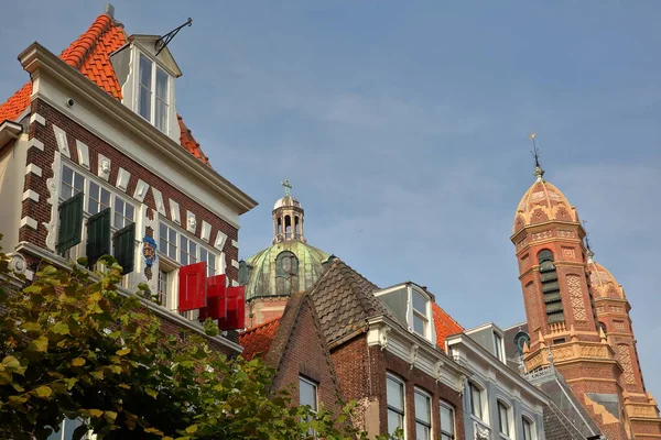 オランダ 西フリースラント州ホーン市中心部のグロート ノード通り沿いに位置する歴史的家屋やコエペルケルク教会のドームと塔の近く — ストック写真