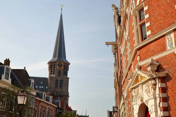 オランダの西フリースラント州ホーン市中心部のケルク通り沿いに位置する歴史的家屋のカラフルなファサード 左側にはグロート ケルク教会の鐘楼 右側にはセシリアカペルの歴史的ファサード 1472年建設 があります — ストック写真