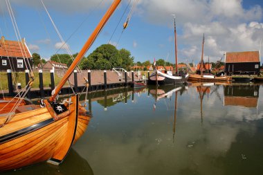 ENKHUIZEN, NETHERLANDS - 11 Eylül 2022: Zuiderzeemuseum, Ijsselmeer sahilinde bir açık hava müzesi, geleneksel balıkçı kulübeleri ve balıkçı tekneleri