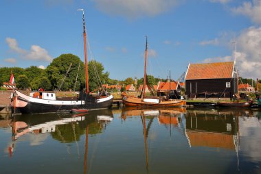ENKHUIZEN, NETHERLANDS - 11 Eylül 2022: Zuiderzeemuseum, Ijsselmeer sahilinde bir açık hava müzesi, geleneksel balıkçı kulübeleri ve balıkçı tekneleri
