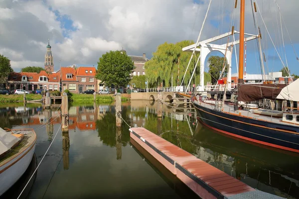 Плавучі Човни Вулиці Нурдеркаде Енкгейзені Західний Фрісленд Нідерланди Цегляним Мостом — стокове фото