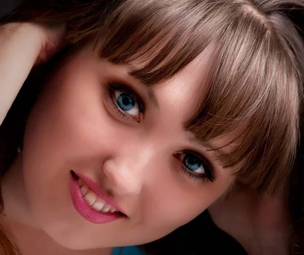 Close-up portret van mooie jonge meisje gezicht — Stockfoto