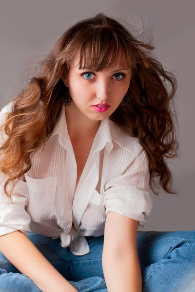 Nahaufnahme eines schönen jungen Mädchens mit langen Haaren — Stockfoto