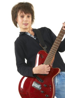 adam beyaz zemin üzerine gitar çalmak