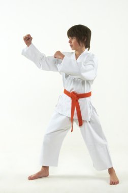 Karate beyaz zemin üzerine pratik çocuk