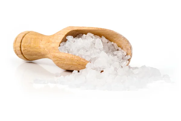 Соль с ложкой — стоковое фото