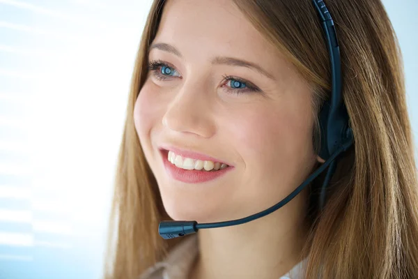 Sonriente operador telefónico — Foto de Stock