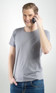 Akıllı telefon kullanan adam