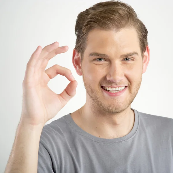 Mann gestikuliert ok Zeichen — Stockfoto