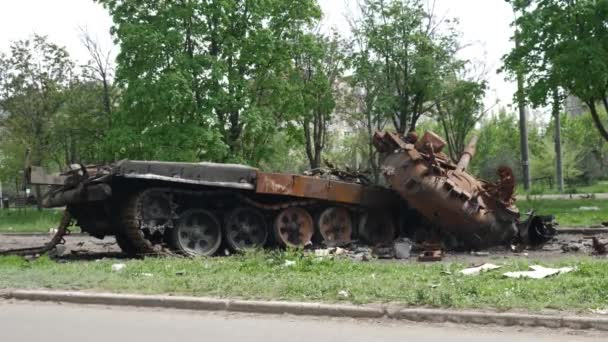 Tanque queimado na rua de Mariupol — Vídeo de Stock