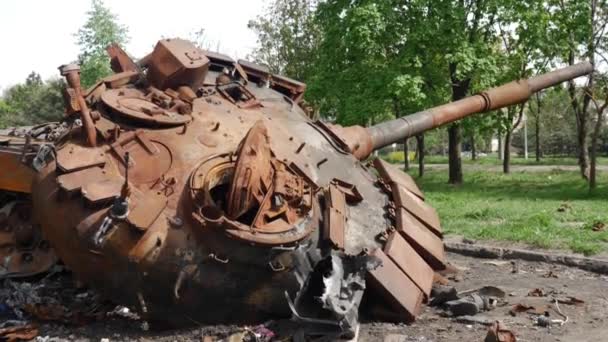 Mariupol caddesinde yanmış bir tank. — Stok video