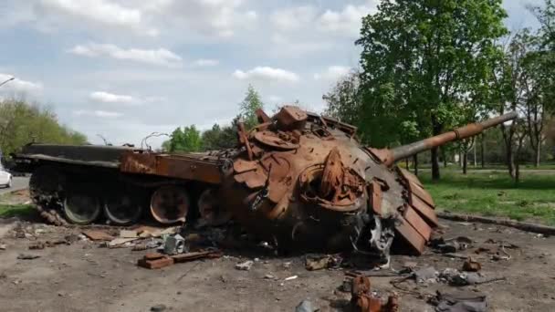 Verbrannter Panzer auf der Straße von Mariupol — Stockvideo