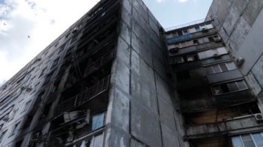 Mariupol 'de yıkılmış ve yanmış bir ev.