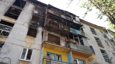 Mariupol 'de yıkılmış ve yanmış bir ev.