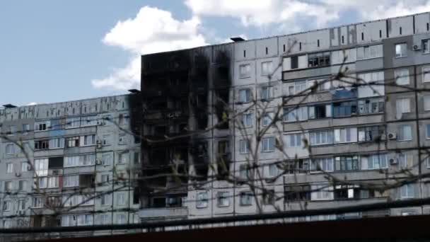Förstört och bränt hus i Mariupol Royaltyfri Stockvideo