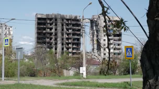 Разрушенный и сожженный дом в Мариуполе — стоковое видео