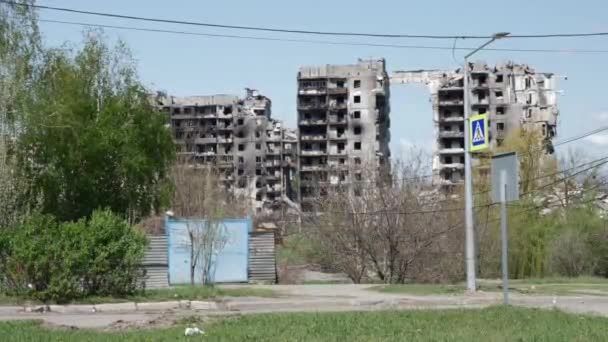 Förstört och bränt hus i Mariupol Royaltyfri Stockvideo
