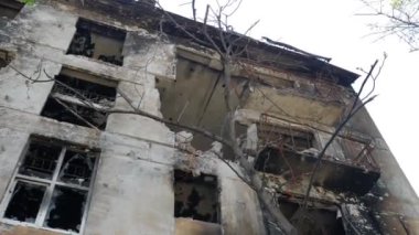 Mariupol 'de yıkılmış ve yanmış bir ev.