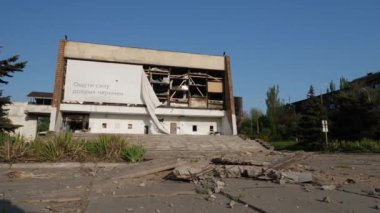 Mariupol 'de yıkılmış ve yanmış bir ev.