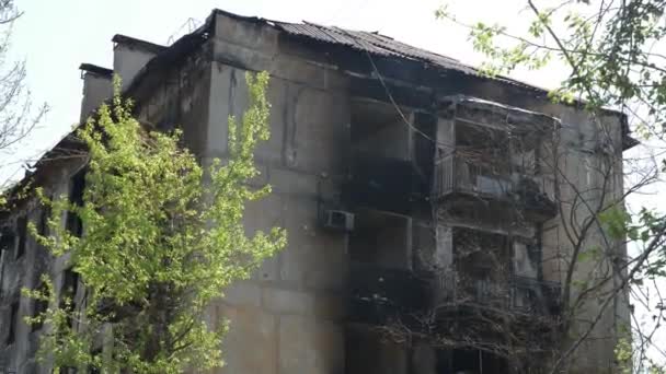 Verwoest en verbrand huis in Mariupol — Stockvideo