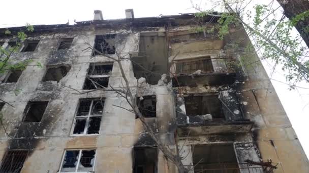 Casa destruida y quemada en Mariupol Metraje De Stock Sin Royalties Gratis
