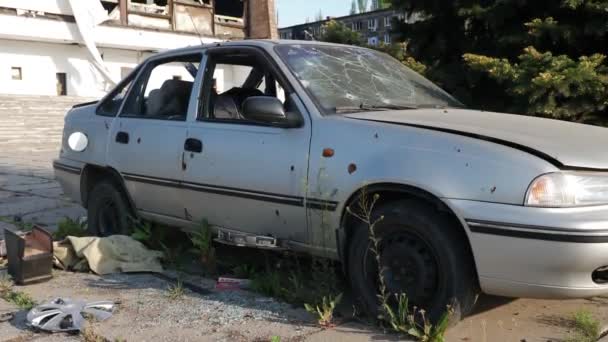 Bil som skadats av fragment till följd av militära operationer Stockvideo