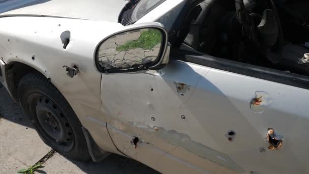 Katonai műveletek következtében darabokra hullott autó Videóklipek