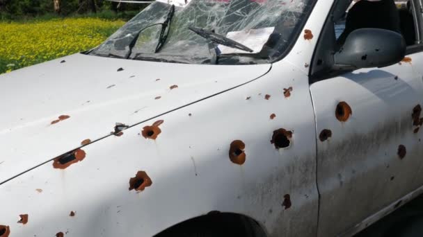 Bil som skadats av fragment till följd av militära operationer Royaltyfri Stockvideo