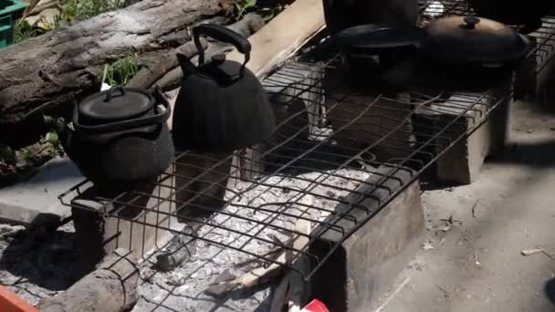 Cocina en el patio de una casa rota en la ciudad de Mariupol Vídeo De Stock