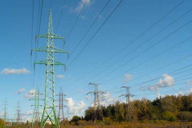 Güç iletim hattı direkleri mavi bulutlar arka plan tehdit ile